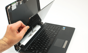 Mengecek layar atau monitor laptop