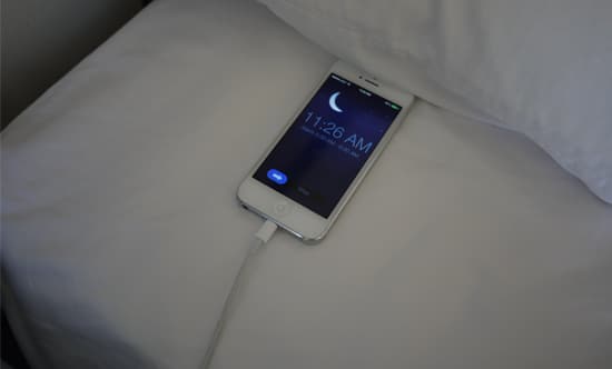Smartphone diatas tempat tidur