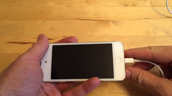 Sambungkan Charger ke iPhone