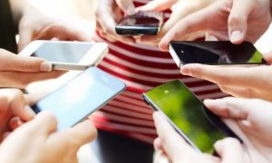 Mengetahui Kepribadian Dari Cara Memegang Smartphone