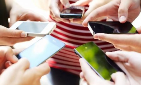 Mengetahui Kepribadian Dari Cara Memegang Smartphone