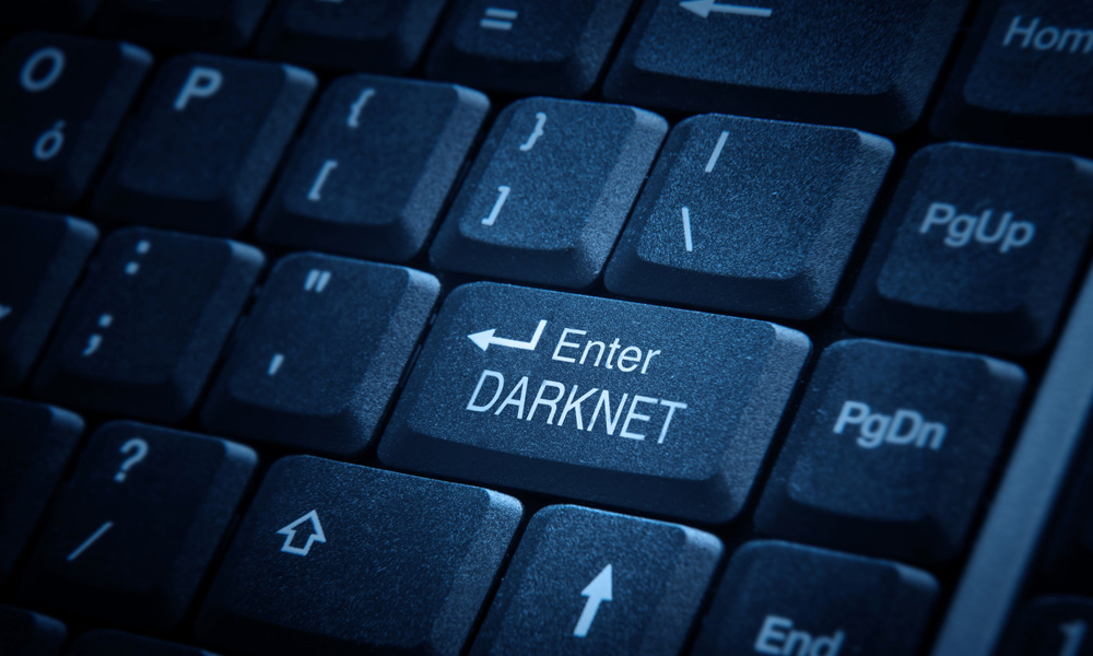 Internet atau dunia maya saat ini tentunya tidak bisa lepas dari manusia, mungkin lebih dari separuh penduduk bumi menjadi pengguna internet. Selain bermanfaat, ternyata internet juga menyimpan misteri atau keanehan di dalamnya loh. Penasaran misteri apa saja? Yuk, simak artikel berikut ini ya! Misteri Aneh di Dunia Maya yang Mengerikan 1. Web Mariana Jika kamu berpikir Deep Web adalah bagian terdalam dari internet, maka pemikiran kamu itu salah guys. Karena terdapat tempat lebih dalam daripada Deep Web yang tentunya menjadi legenda di beberapa pengguna internet. Konon katanya di Web Mariana ini terdapat informasi mengenai alien, atlantis, dan hal mengerikan lainnya. Web Mariana ini juga masih menjadi misteri hingga saat ini guys. 2. E-mail dari Alam Arwah Pada tahun 2011, seorang pria bernama Tim Hart mendapatkan inbox aneh di kolom e-mailnya. Ada sebuah pesan dari temannya yang bernama Jack Froese berisi "Apakah kamu mendengarku? Aku di rumahmu. Bersihkan lotengmu!". Masalahnya Jack sudah meninggal sebelum tanggal pengiriman e-mail tersebut. Tim mengaku sebelum Jack meninggal, mereka pernah mengunjungi lotengnya dan berkomentar betapa berantakannya loteng tersebut. Ketika Tim menanyakan kepada keluarga atau orang terdekat Jack, tidak ada satupun yang memiliki akses ke akun e-mail Jack. 3. Anonymous Anonymous adalah grup hacktivis yang dibentuk pada 2003. Para anggotanya pun ada diberbagai belahan dunia, dan mereka biasanya tidak terdeteksi. Anonymous akan menyerang semua pihak yang perlu mendapatkan ganjaran atas hal yang mereka buat. Bahkan kelompok Anonymous pernah menyatakan perang terhadap ISIS loh. 4. Video Dokter Spesialis Wabah Di video tersebut terpampang orang yang menggunakan topeng dokter wabah pada zaman dahulu. Entah apa yang dilakukannya, namun nampak sangat aneh. Video tersebut berjudul bilangan-bilangan binner yang memiliki arti "Kematian". Pokoknya video ini sangat aneh deh, berani nonton? 5. Deep Web Web Mariana Email Arwah Deep Web Anonymous Selain Mariana Web, Deep Web adalah salah satu hal yang paling mengerikan di internet. Di Deep Web kamu dapat menemukan hal-hal yang mungkin nggak ingin kamu lihat di hidup kamu. Banyak perdagangan organ tubuh, narkoba, hingga video aneh nan menggelikan ada di Deep Web. Bisa dibilang 80% konten yang ada di internet ada di Deep Web. Nah, itulah beberapa hal mengerikan yang ada di dunia maya. Masih berani mengakses internet lebih dalam? Mending ngga usah deh. Baca Juga Artikel Menarik Lainnya: 10 Film Pendek Horor yang Bisa Buat Bulu Kuduk Berdiri!
