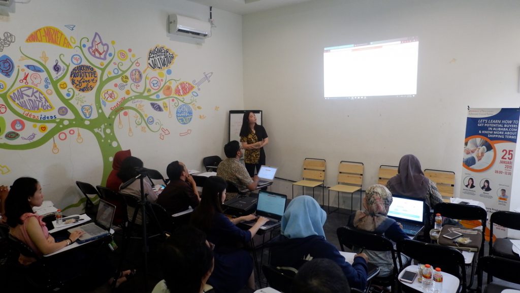 Suasana Lokakarya di Atap Coworking Space & Food Station Surabaya