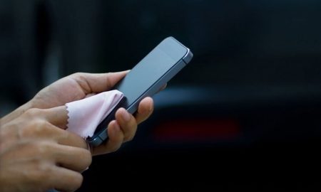 benda paling dilarang untuk bersihkan layar hp