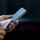 benda paling dilarang untuk bersihkan layar hp