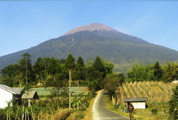 gunung paling angker di Indonesia