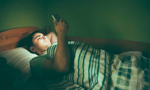 dampak berbahaya memainkan hp saat tidur