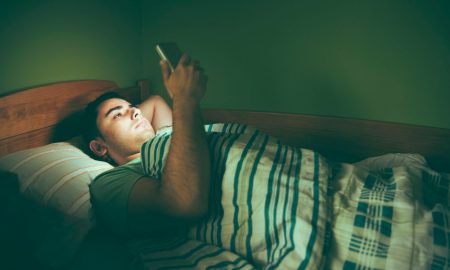 dampak berbahaya memainkan hp saat tidur