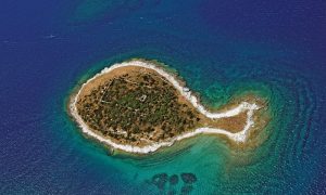 Pulau dengan Bentuk Terunik di Dunia