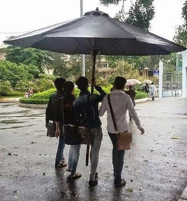 Kelakuan Terabsurd Orang Indonesia Saat Hujan