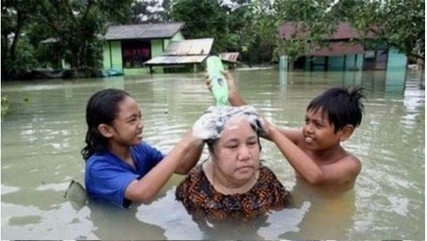 Kelakuan Terabsurd Orang Indonesia Saat Hujan