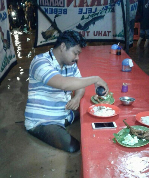 Kelakuan Terabsurd Orang Indonesia Saat Hujan