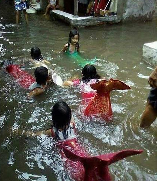 Kelakuan Terabsurd Orang Indonesia Saat Hujan