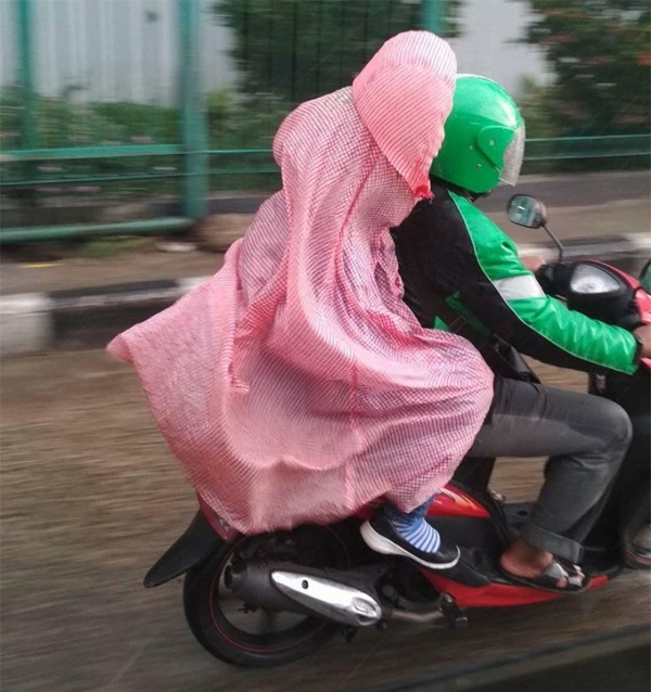 Kelakuan Terabsurd Orang Indonesia Saat Hujan