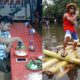 Kelakuan Terabsurd Orang Indonesia Saat Hujan