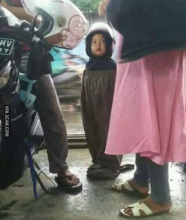 Kelakuan Terabsurd Orang Indonesia Saat Hujan