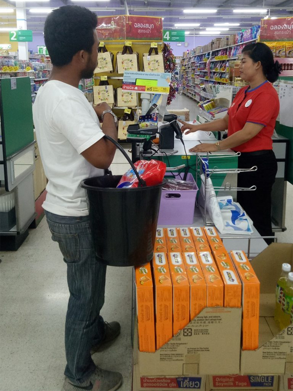 Kelakuan Kocak Warga Thailand Saat Belanja