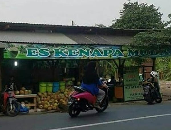 Spanduk Jualan yang Bikin Pembeli Jadi Bingung