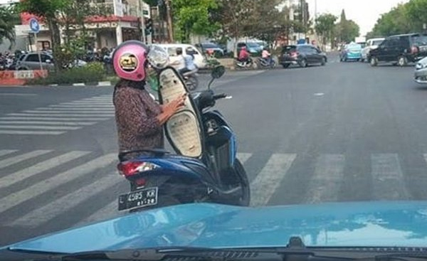 Gaya Ibu-ibu Saat Berkendara di Jalan Raya