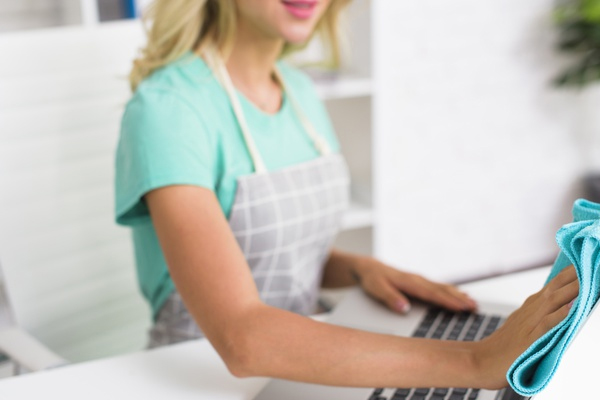 Tips Membersihkan Layar Laptop Touchscreen