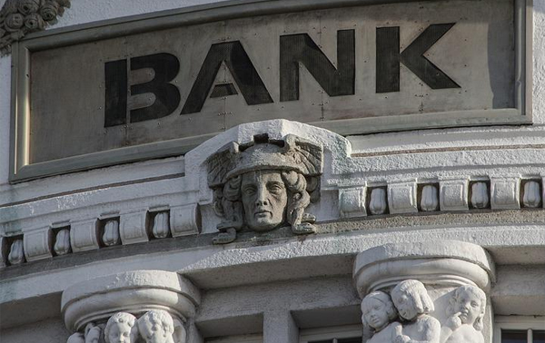 Perbedaan Bank Swasta vs Bank Pemerintah