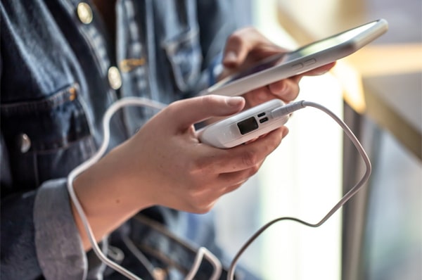Cara Menggunakan Power Bank Agar HP Tidak Rusak