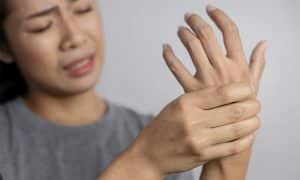 Penyebab dan Cara Mengatasi Tangan Kebas