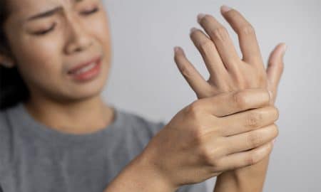 Penyebab dan Cara Mengatasi Tangan Kebas