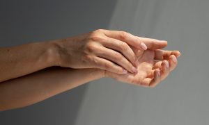 Penyebab dan Cara Mengatasi Tangan Kering