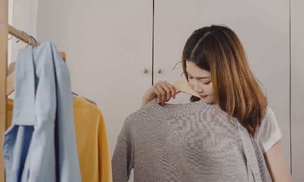 Periksa Kondisi Baju dengan Teliti