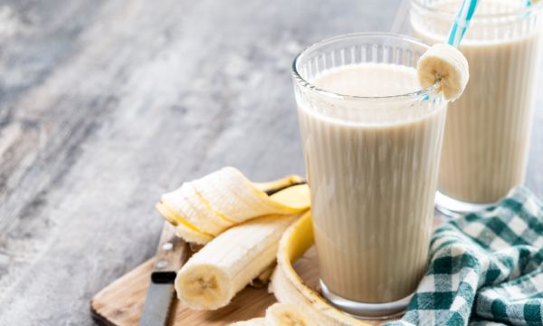 Cemilan Sehat Ibu Hamil Smoothie Pisang dan Susu