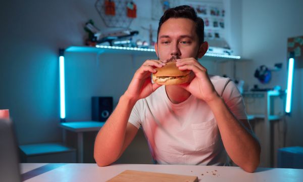 Hindari Kebiasaan Makan di Waktu Malam