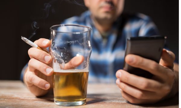 Kurangi Konsumsi Kafein dan Alkohol