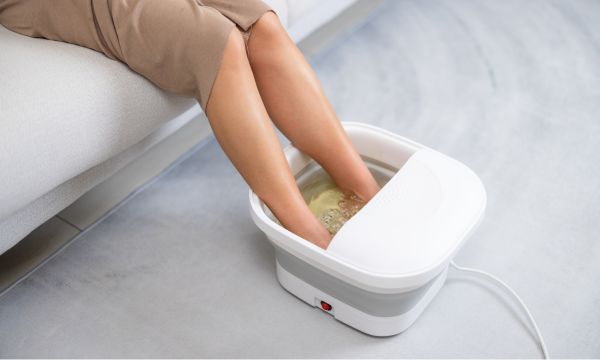 Mandikan Kaki dengan Air Hangat