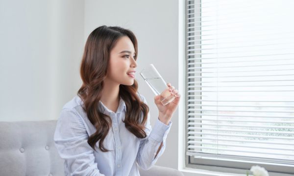 Minum Air Putih yang Cukup Setiap Hari