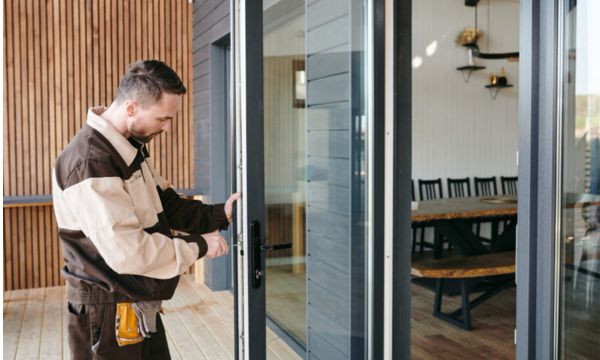 Gunakan Kaca Geser atau Folding Door Transparan